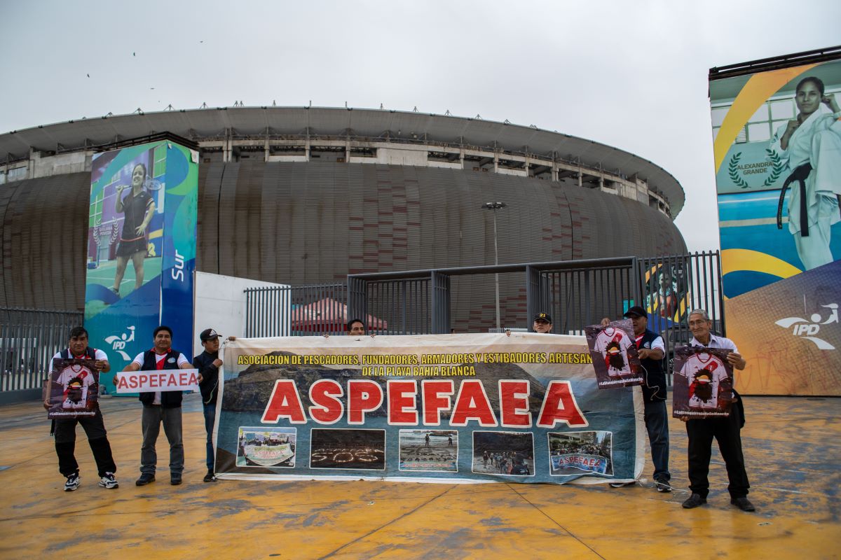 Pescadores afectados por derrame de petróleo rechazan patrocinio de Repsol a la selección peruana de fútbol