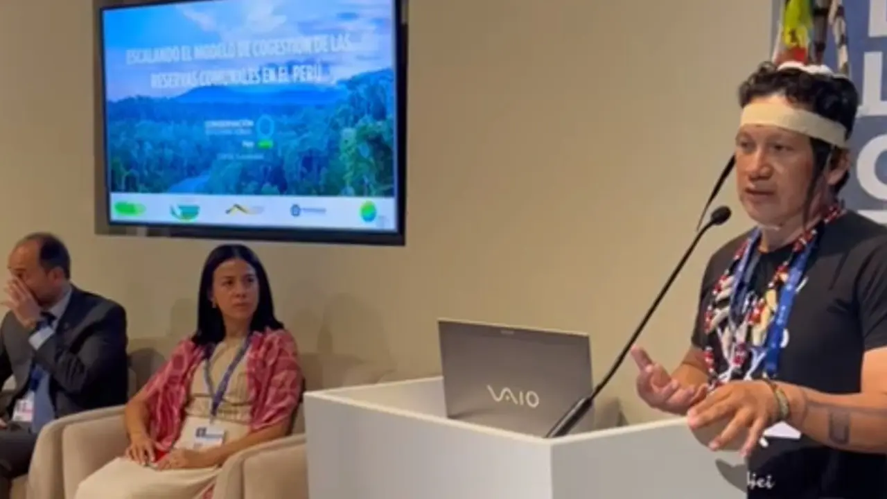 A la derecha, el líder indígena Fermín Chimatani Tayori, presidente de Anecap (captura de pantalla).