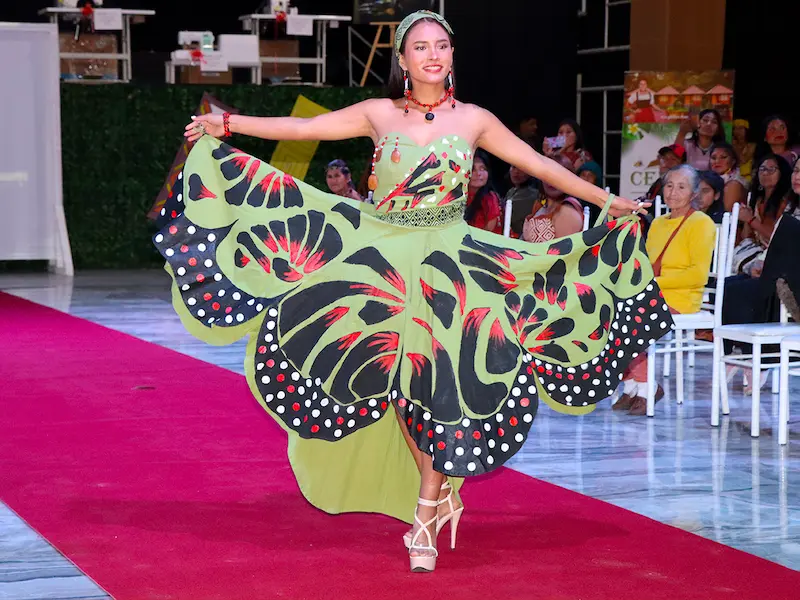 Este este certamen buscó incentivar la moda sostenible mediante el uso de recursos no maderables (foto: Municipalidad Provincial de Oxapampa). 