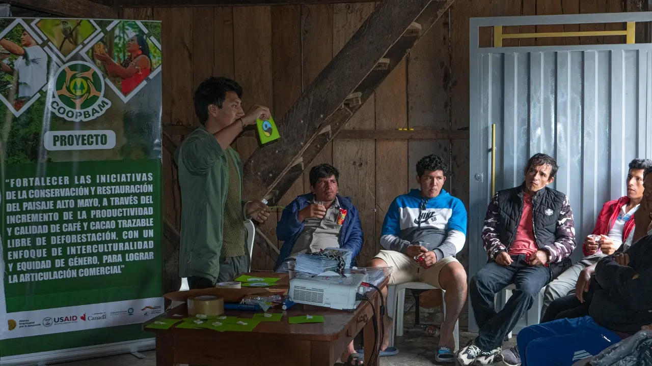 El equipo técnico de la Cooperativa Bosques del Alto Mayo (Coopbam) brindando un taller sobre agricultura sostenible, como parte de los acuerdos de conservación (foto: Coopbam Facebook).