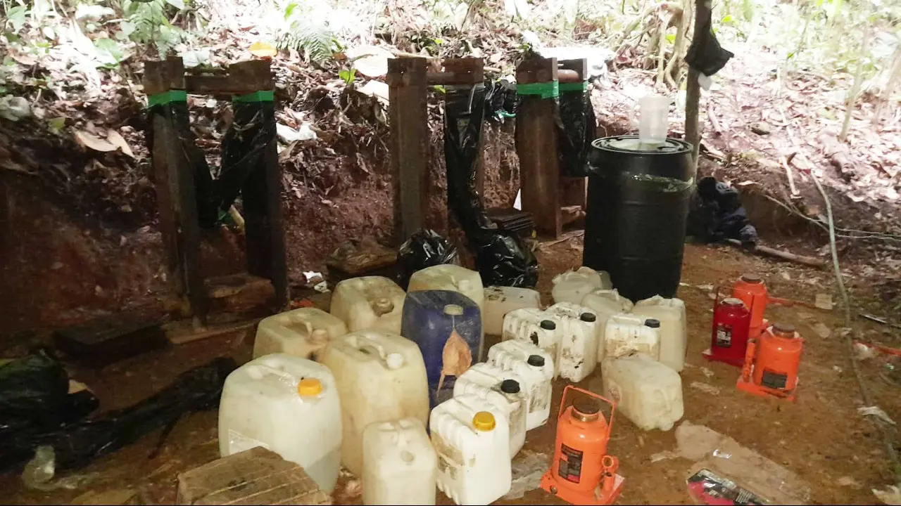 En ambas intervenciones, los agentes decomisaron 1,4 toneladas de droga líquida (foto: Ministerio del Interior).