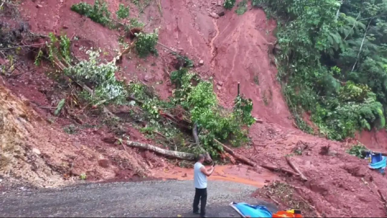Un nuevo deslizamiento de tierra se registró, este miércoles 27 de diciembre, en el kilómetro 46 de la carretera Interoceánica Tarapoto-Yurimaguas (captura: Radio Tropical).