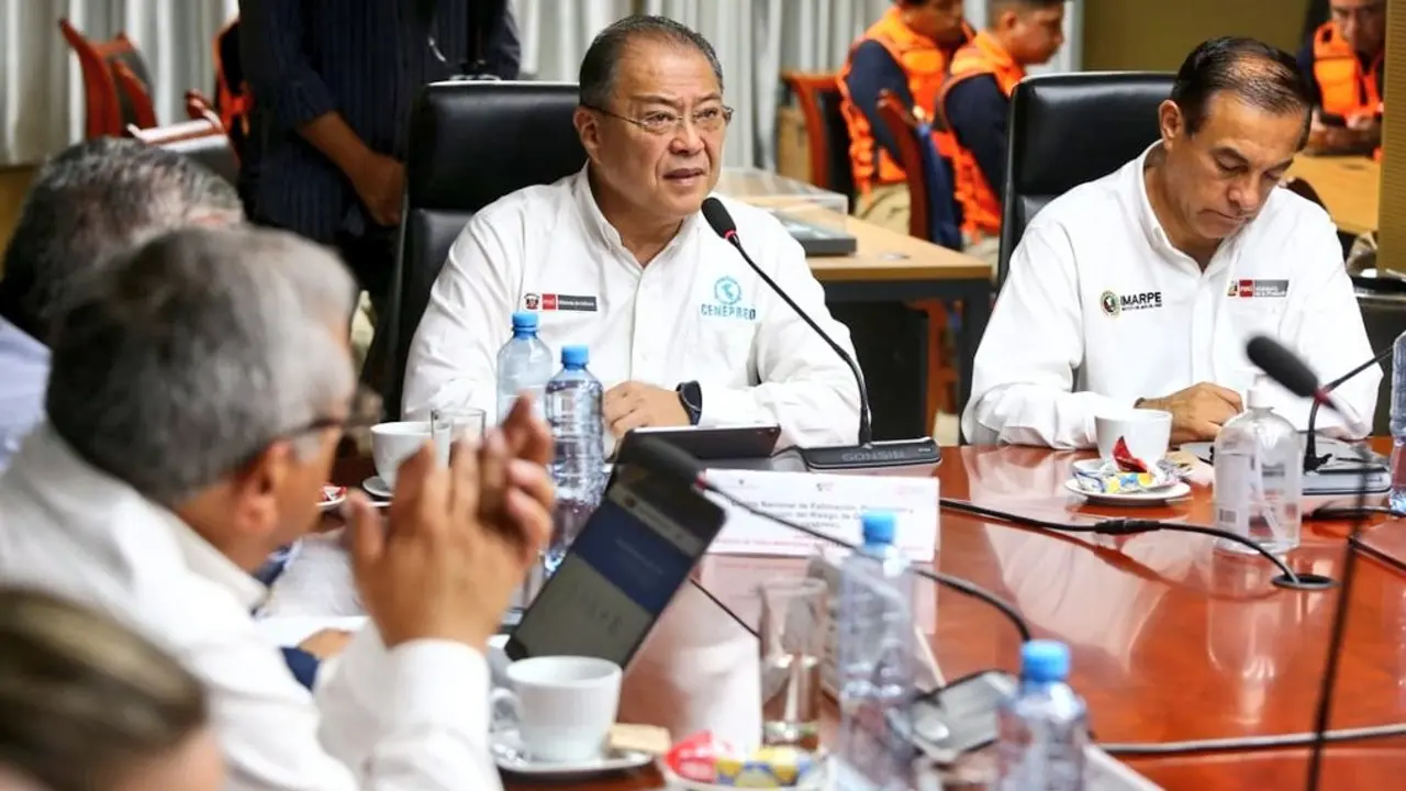 En el centro, el jefe del Cenepred, Miguel Yamasaki Koizumi (foto: Cenepred).