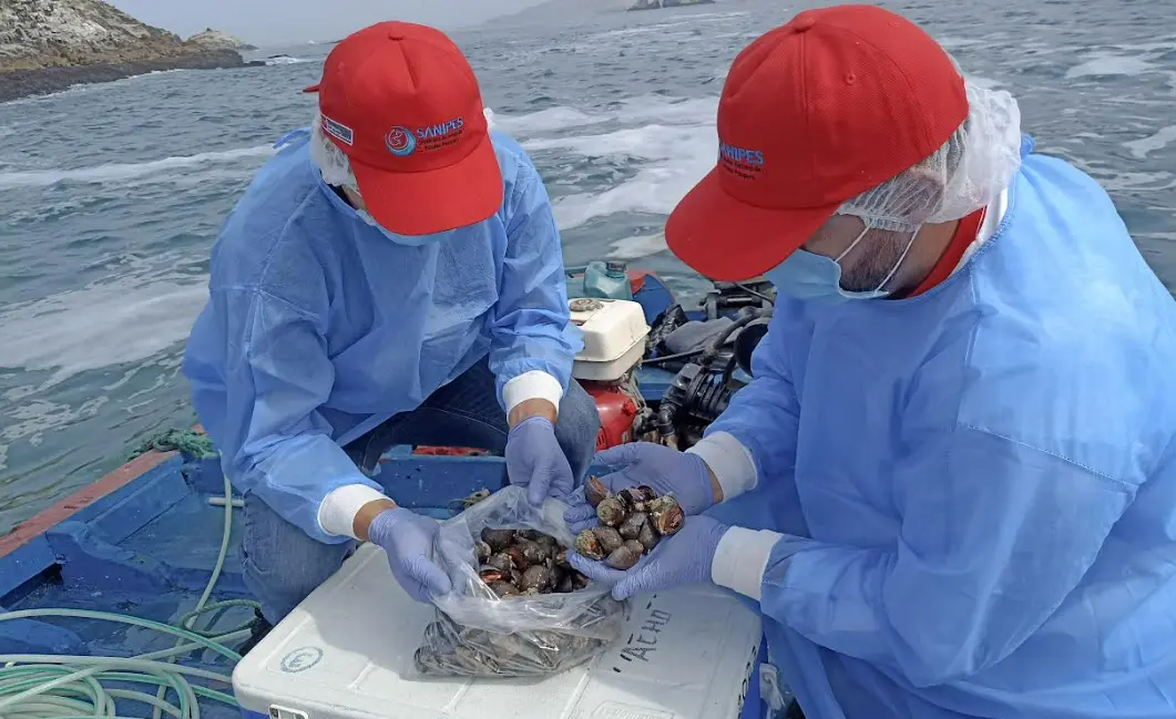 Toman muestras de agua en zonas afectadas por derrame de crudo del 2022