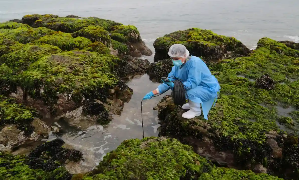 Toman muestras de agua en zonas afectadas por derrame de crudo del 2022