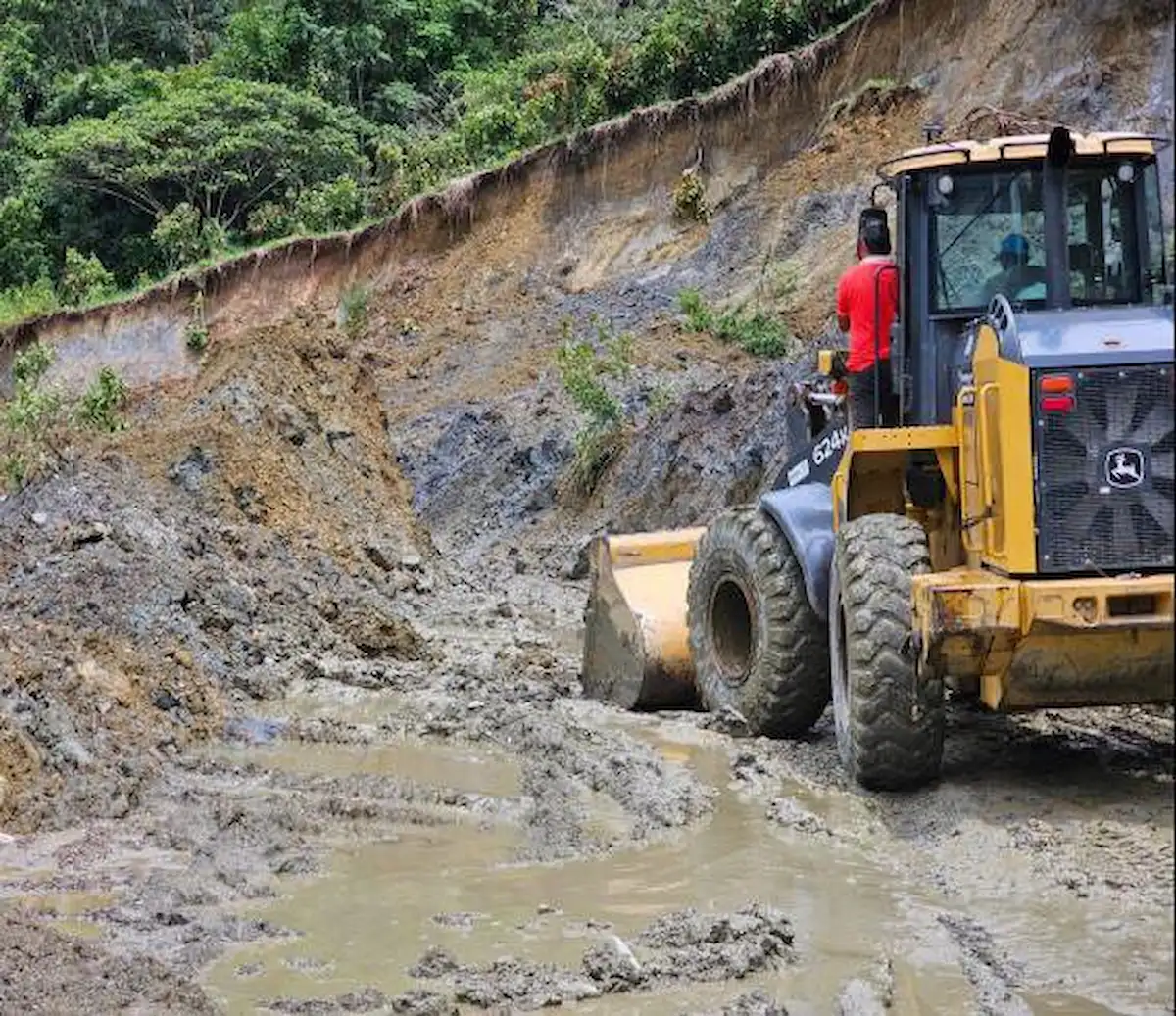Deslizamiento en Centro Poblado de Cuyacu, en Monzón, dañó vía de comunicación. Gobierno Regional realiza trabajos de limpieza y rehabilitación con maquinaria pesada. (Foto: COEN)