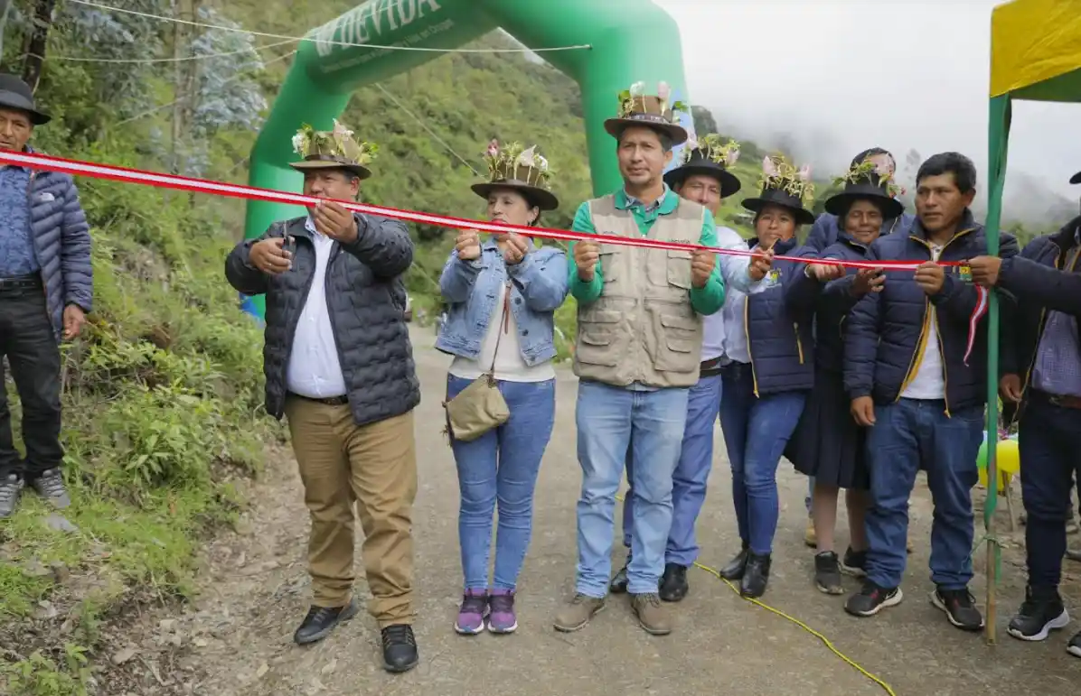 Vraem: Entregan 16 km de caminos vecinales mejorados en Huachocolpa