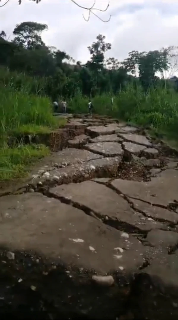 Colapso-de-via-en-Llochegua-Foto-captura-de-video-Ayacucho-360