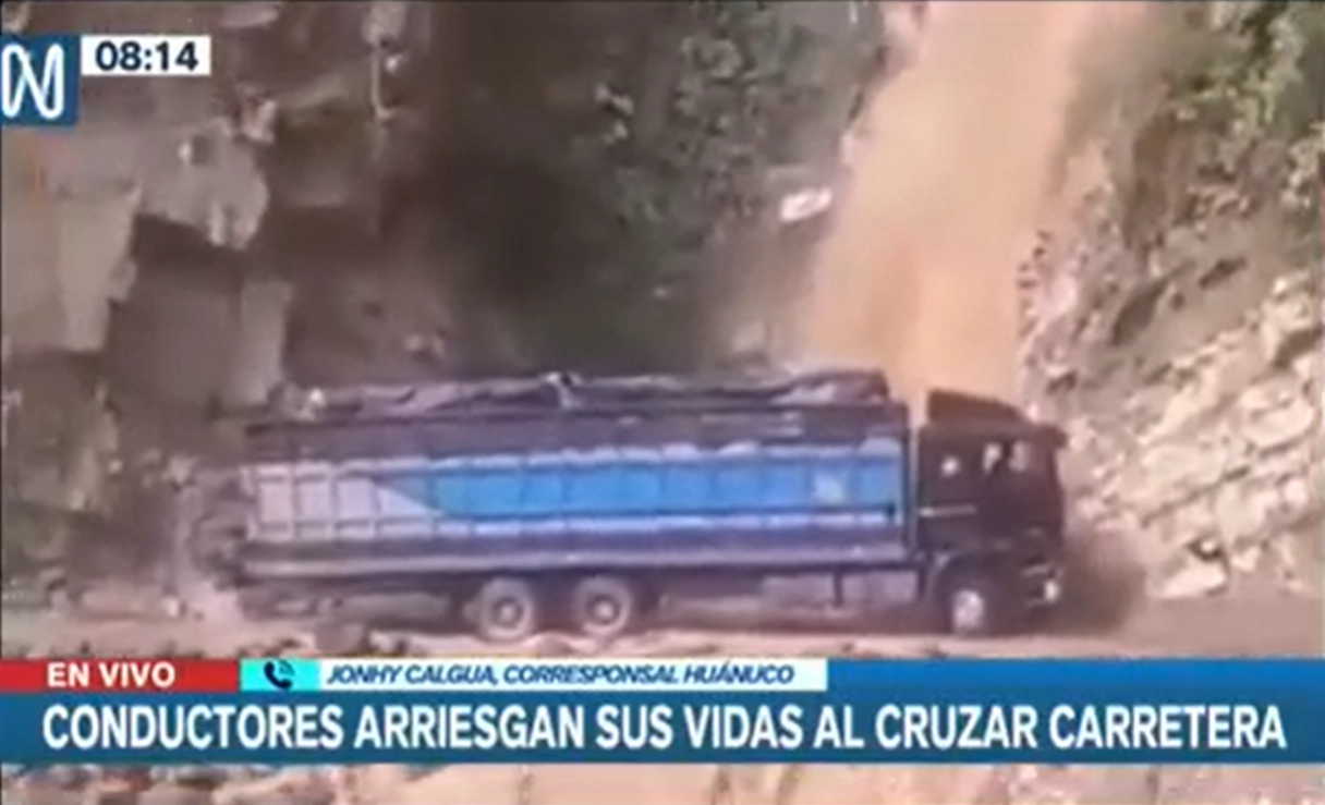 Un conductor estuvo a punto de ser aplastado por enormes rocas tras deslizamiento de un cerro en una vía que conecta Huánuco y Pasco.  (Foto: captura de imagen Canal N).