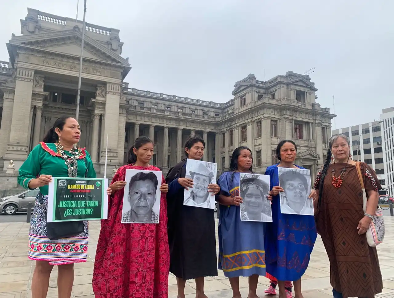 Lina Ruiz participó del plantón para exigir justicia por los defensores ambientales asesinados en el caso Saweto.