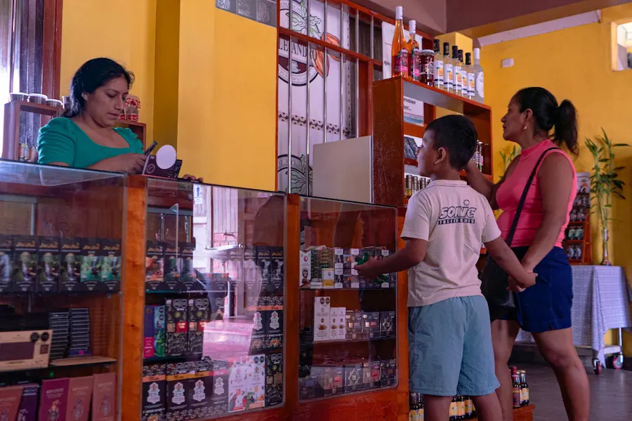 Chávez señaló que dona chocolate en taza a centros educativos de su localidad, ubicada en la región Ucayali.