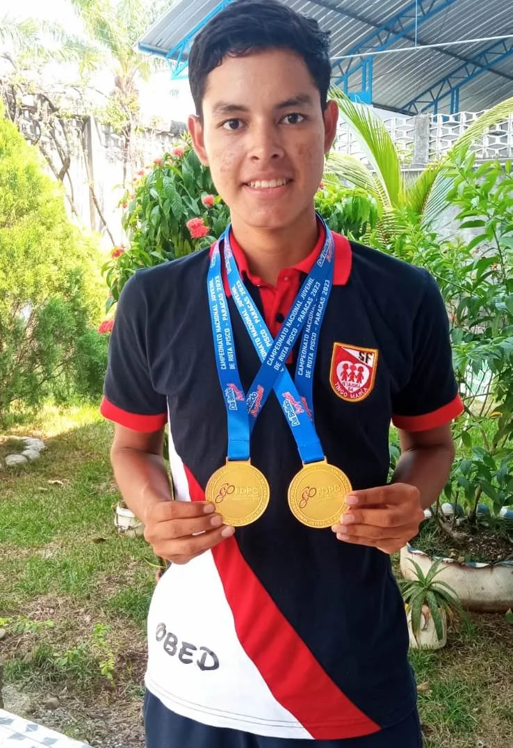 Ciclista Obed Díaz muestra sus medallas obtenidas durante su etapa escolar. (Foto: Colegio Fe y Alegría de Tingo María).
