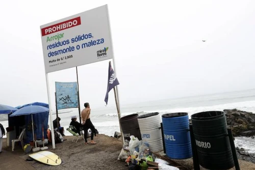 Antes de retirarte de la playa, recoge tus residuos (incluso los biodegradables) y colócalos en los contenedores diferenciados instalados por la municipalidad. (Foto: El Comercio).