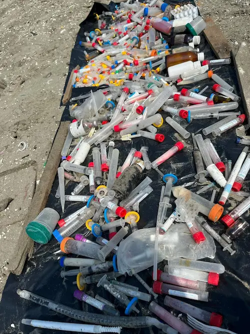 Entre los residuos encontrados en la playa, habían desechos hospitalarios. (Foto: ONG Vida).