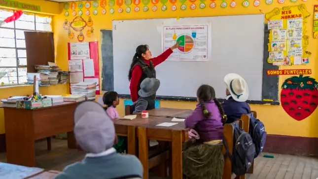 Actualmente, 1 239 389 de niños y adolescentes reciben educación en su propia lengua.