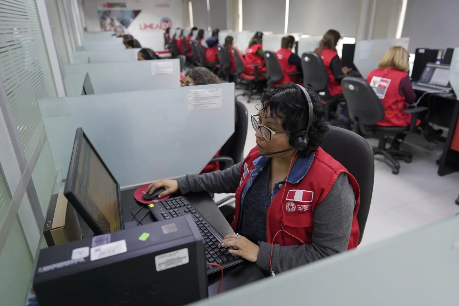 En el 2023, Línea 100 tuvo 108 llamadas de personas que hablaban quechua y 6 en aimara. (Foto: MIMP).