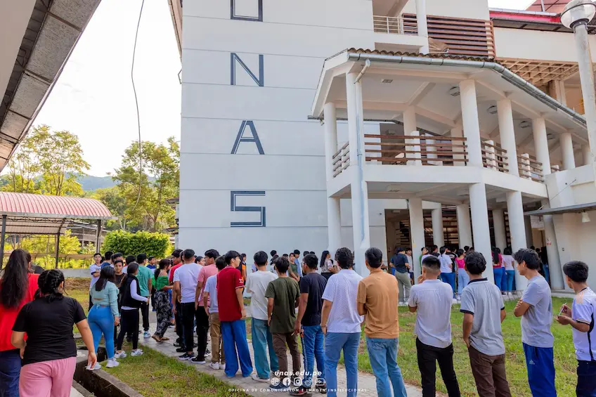 Rector espera abrir más carreras universitarias en beneficio de la población.