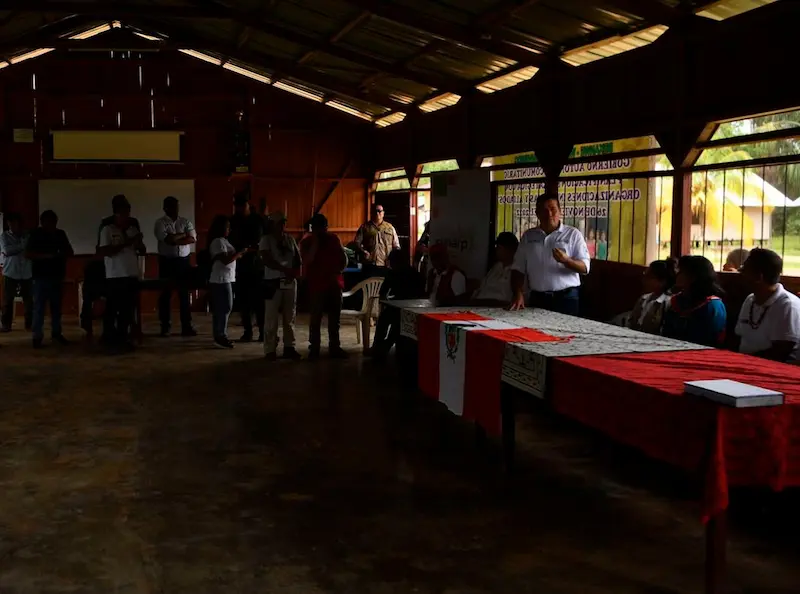 Irene Mariela Guimaraes, líder de la comunidad nativa, informó que las autoridades se comprometieron a rehabilitar el colegio.