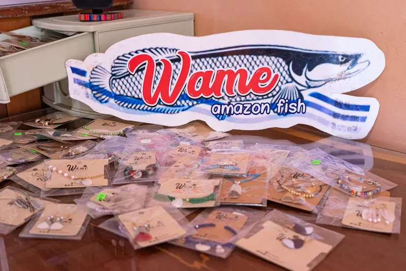 Wame elabora bisutería con las escamas del paiche. (Foto: Inforegión).