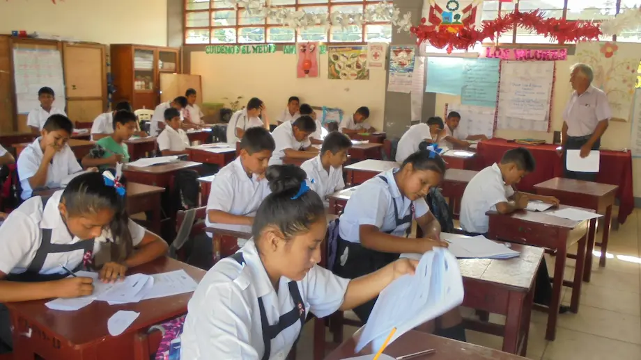 Iniciativas como Todos Presentes buscan brindar apoyo a los estudiantes que enfrentan dificultades para acceder a la educación. Foto: Inforegión.