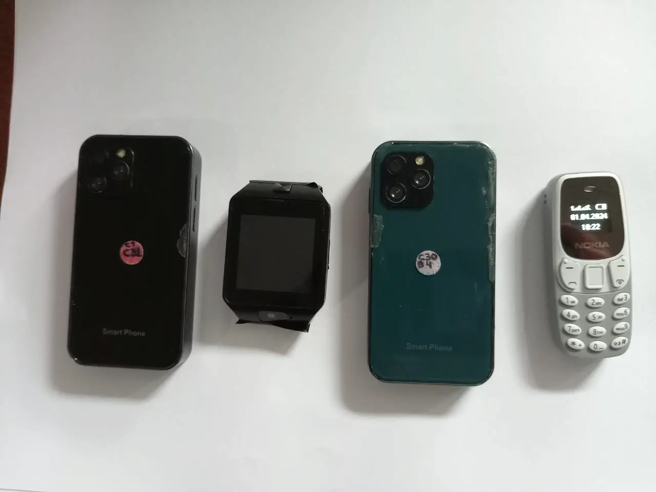 Algunos detenidos tenían aparatos electrónicos al momento de ser intervenidos. (Foto: Depincri).