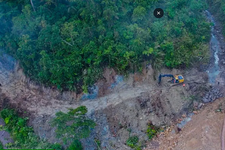 Para la limpieza de la carretera se usaron maquinarias. (Foto: Gobierno Regional de Ucayali).