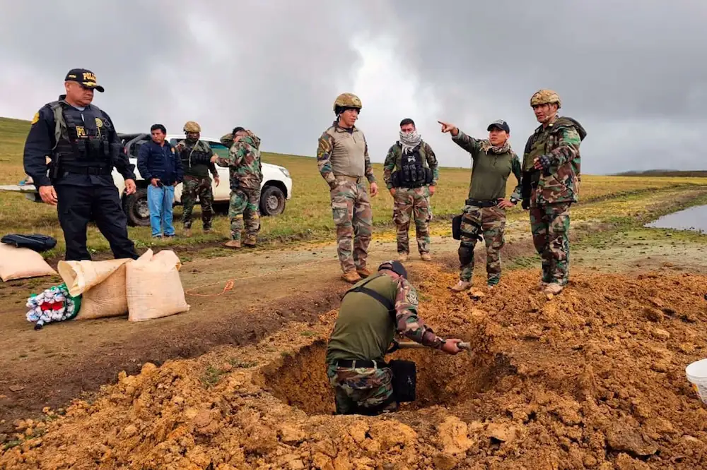 Policías inhabilitan pista de aterrizaje para el envío de droga en Apurímac
