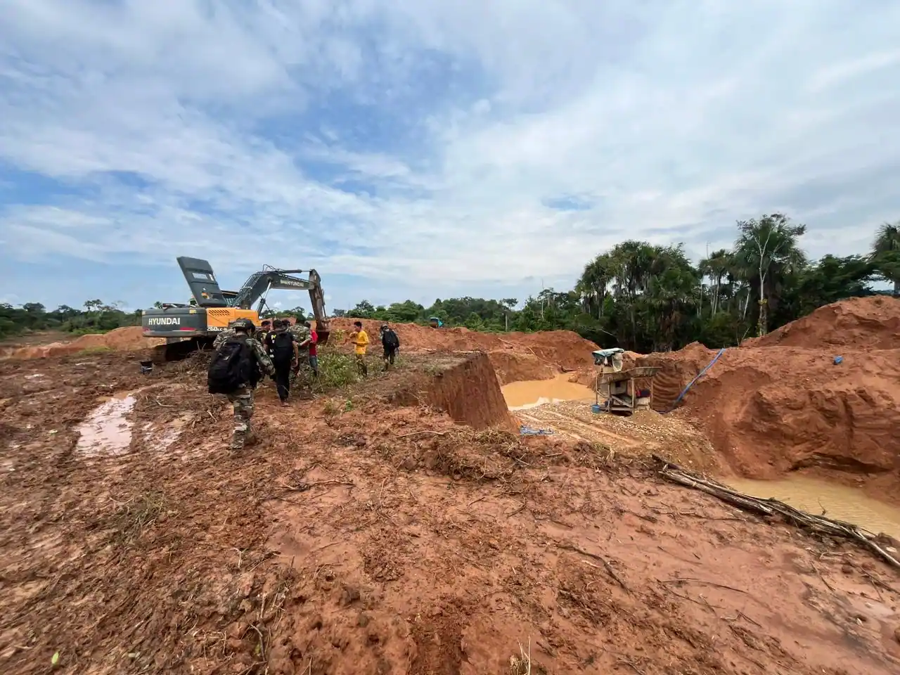 Huánuco: Policías destruyen maquinaria usada para minería ilegal