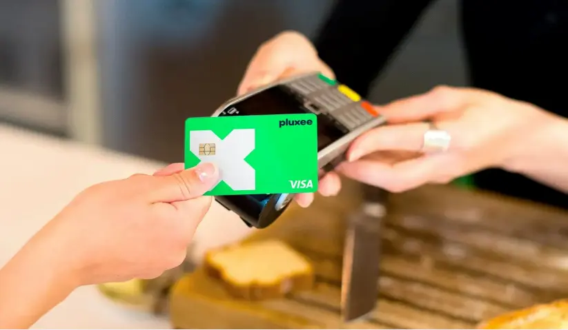 Lanzan tarjeta fabricada con plástico reciclado en el país