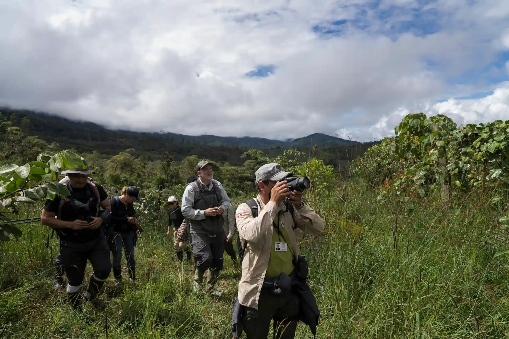 El birdwatching o avistamiento de aves es la práctica que consiste en la observación y contemplación de distintas especies de aves.