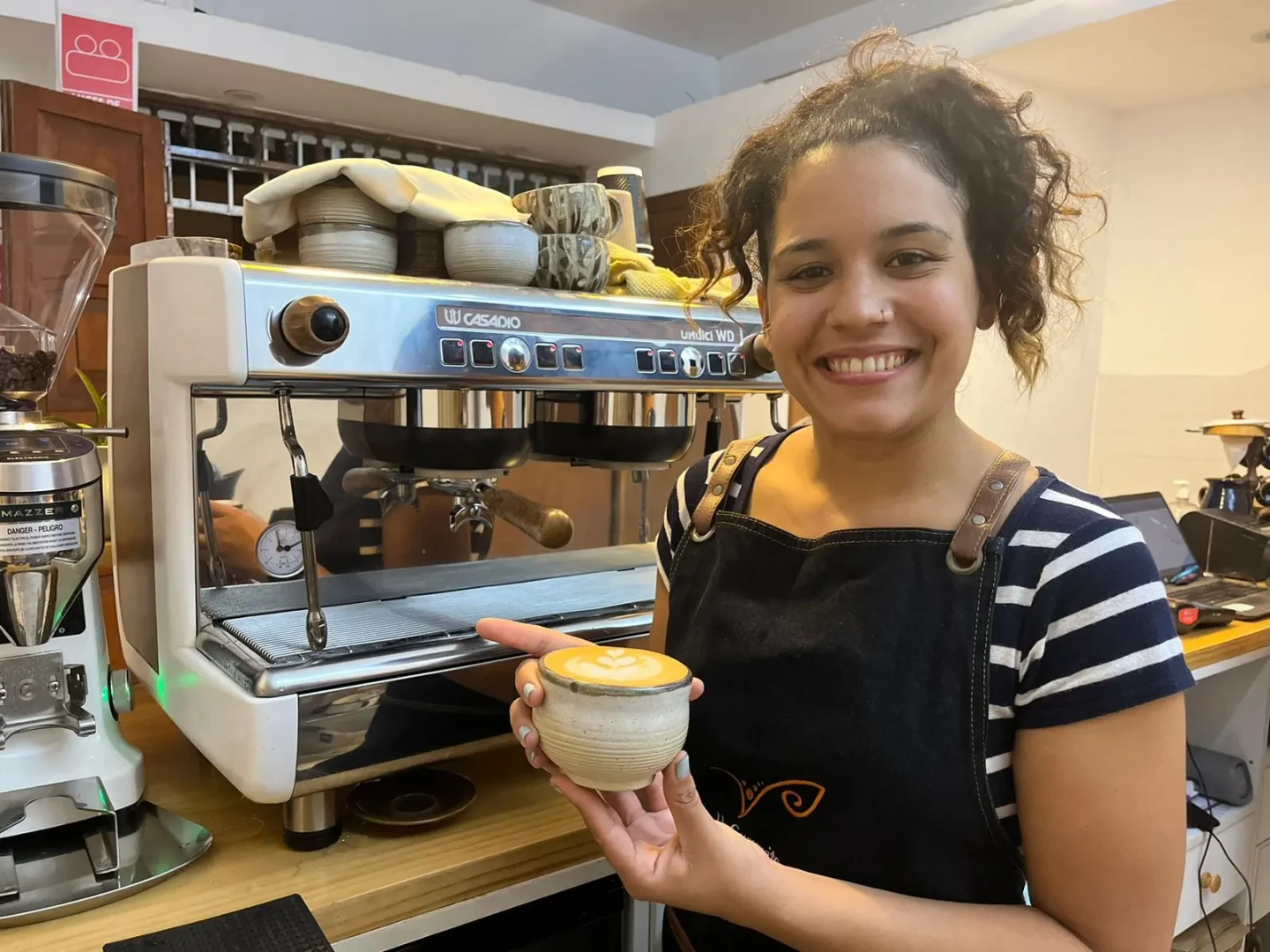 “Soy una barista integral, pero mi fuerte es el barismo y eso es lo que yo enseño”, menciona Anandha Araujo. (Foto: Katherine Fernández / Inforegión).