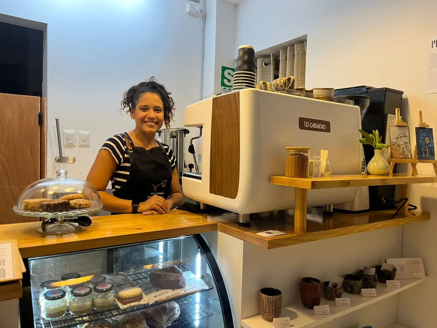 Anandha Araujo Zacarias, una venezolana que encontró su pasión en el café peruano, transformó su vida a través del barismo. (Foto: Katherine Fernández / Inforegión).