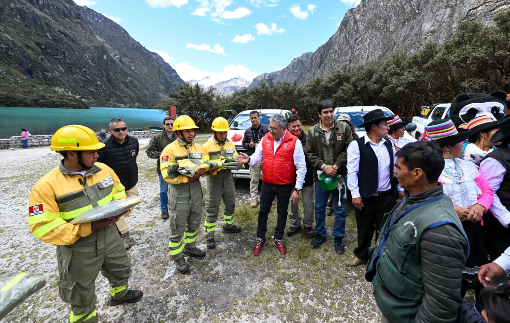 Huaraz: Durante la ceremonia se entregaron uniformes a bomberos forestales y voluntarios. (Foto: Ministerio del Ambiente).