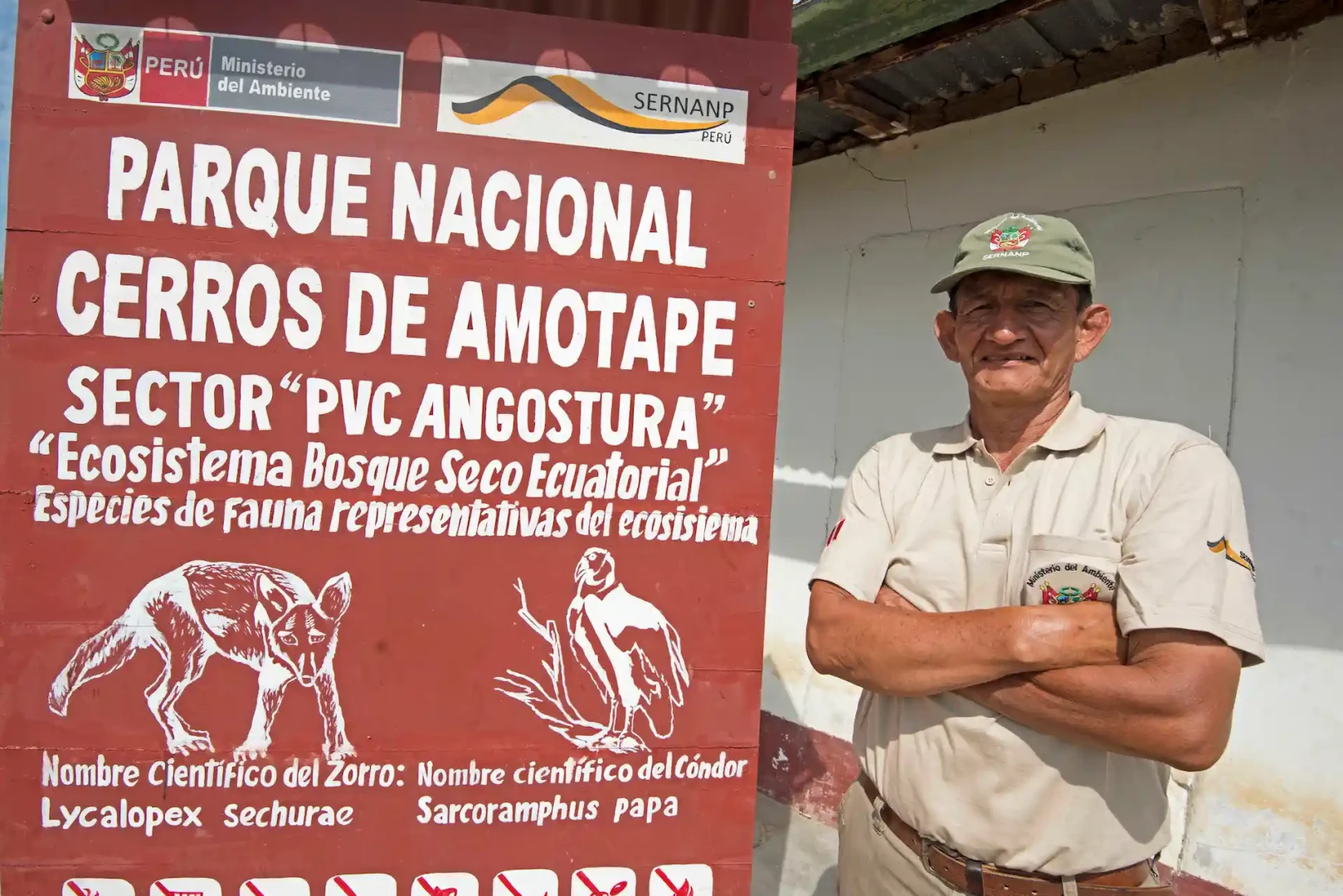 Enrique Atoche, guardaparque del Parque Nacional Cerros de Amotape y un soldado de la conservación