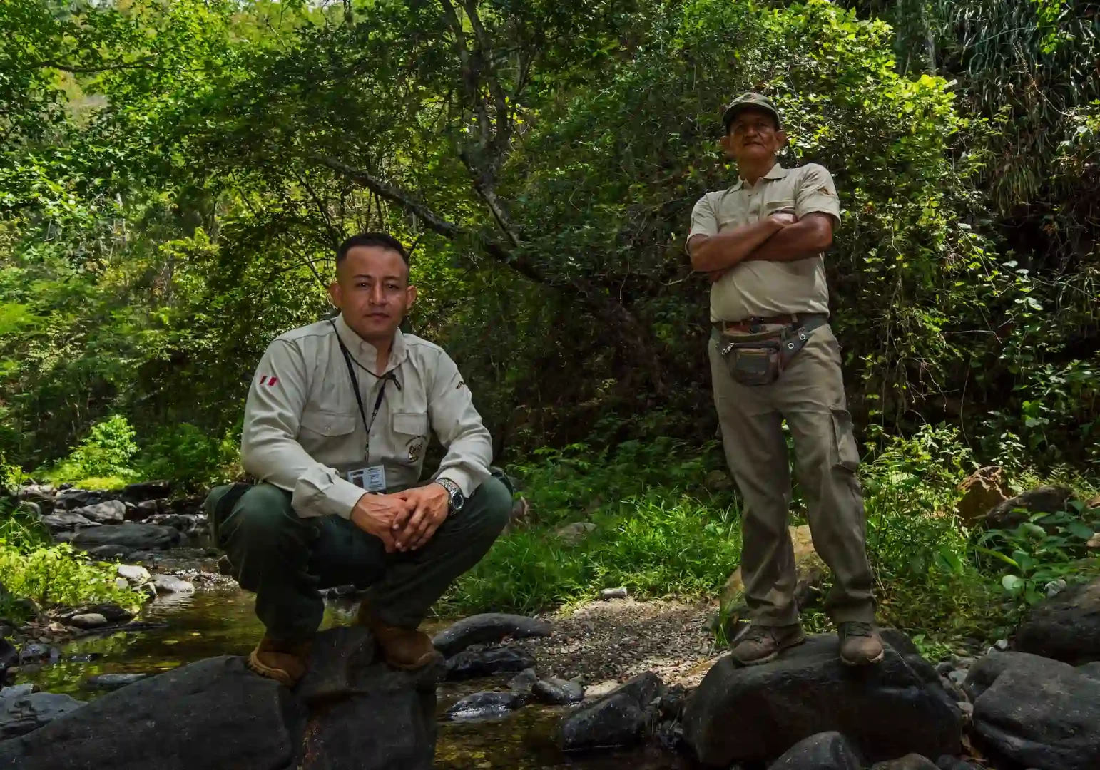 Enrique Atoche, guardaparque del Parque Nacional Cerros de Amotape y un soldado de la conservación