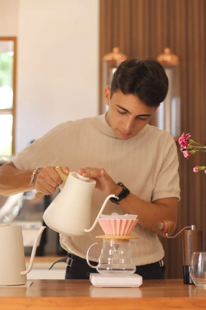 café: Pie de foto: El año pasado, empezó a impulsar el consumo de cafés especiales de la mano con la marca de café Koffy Café. (Foto: Eddy Hipsters)