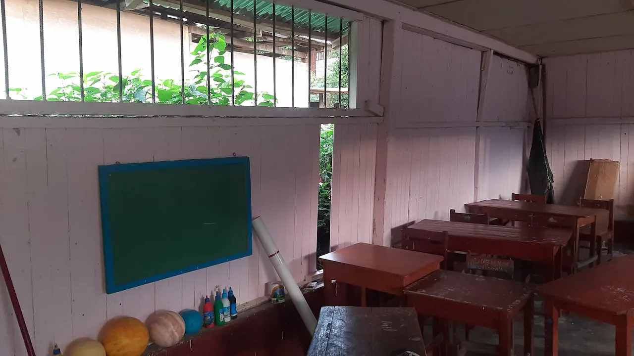 Colegio de centro poblado de Manchuria en riesgo de colapso