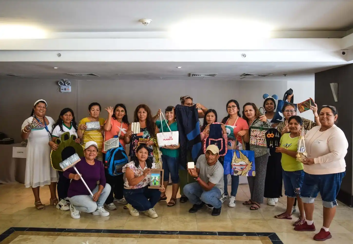 Emprendedoras de Máncora crean productos a partir de bolsas de plástico