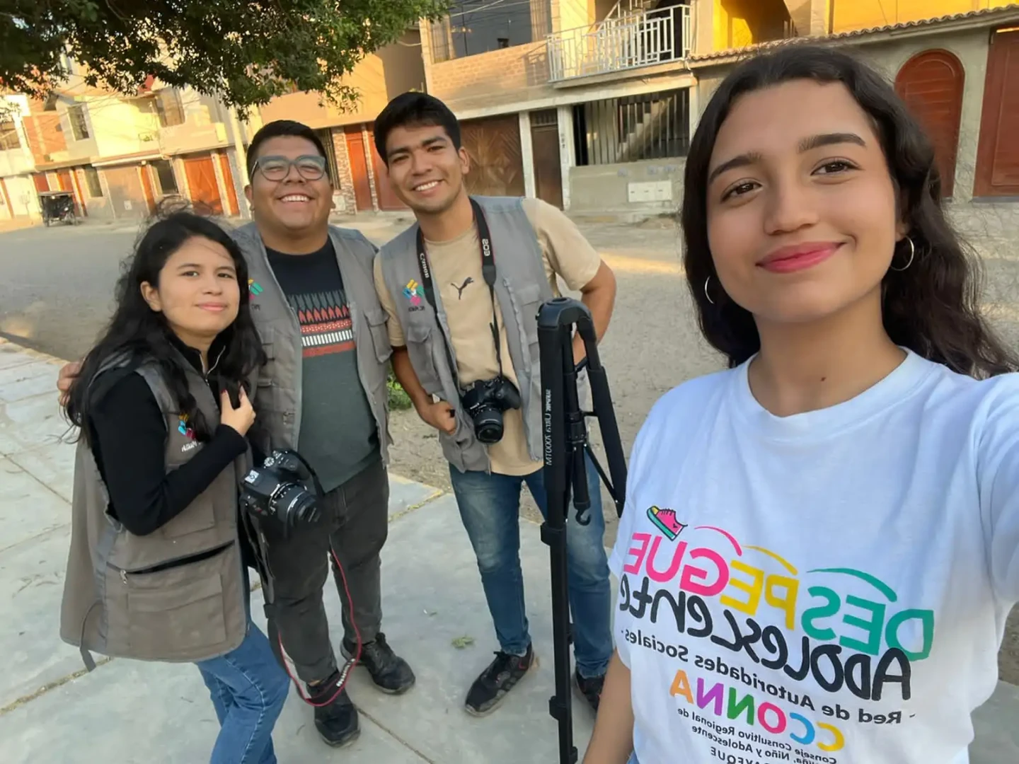 Marian Rivero, a los 18 años, enfrenta la discriminación con valentía y se convierte en un referente para migrantes en Perú. (Foto: Nic Maish).