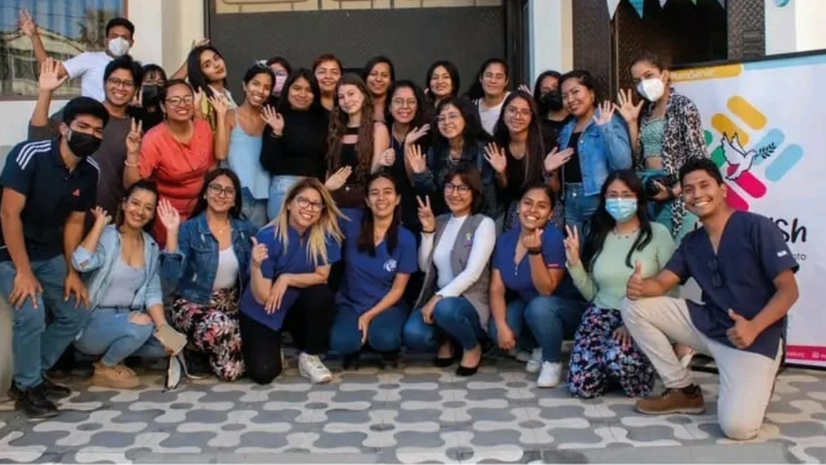 Natali realizando su voluntariado junto con el equipo de Nic Maish. (Foto: Nic Maish)