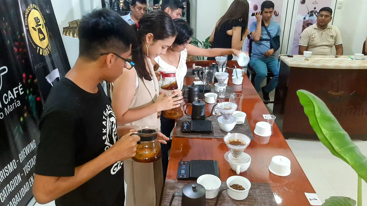 Jóvenes ocupan primeros puestos en torneo de filtrado V60 en Tingo María