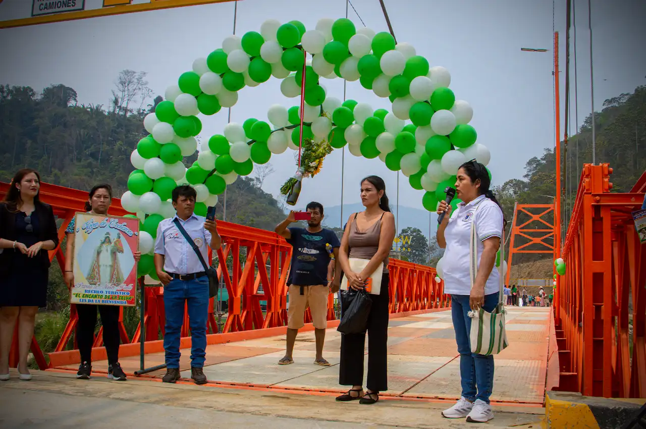 Inauguran puente Bicentenario en Tzancuvatziari tras dos años de construcción