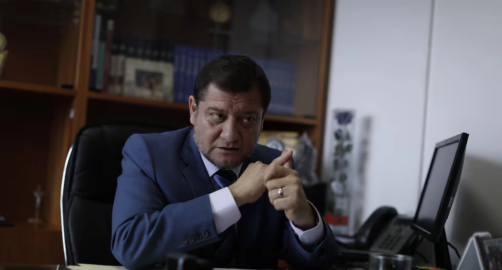 Jorge Chávez Cotrina enfatiza la falta de claridad en la nueva definición de "organización criminal", lo que podría facilitar la impunidad en los casos de crimen organizado. (El Comercio)