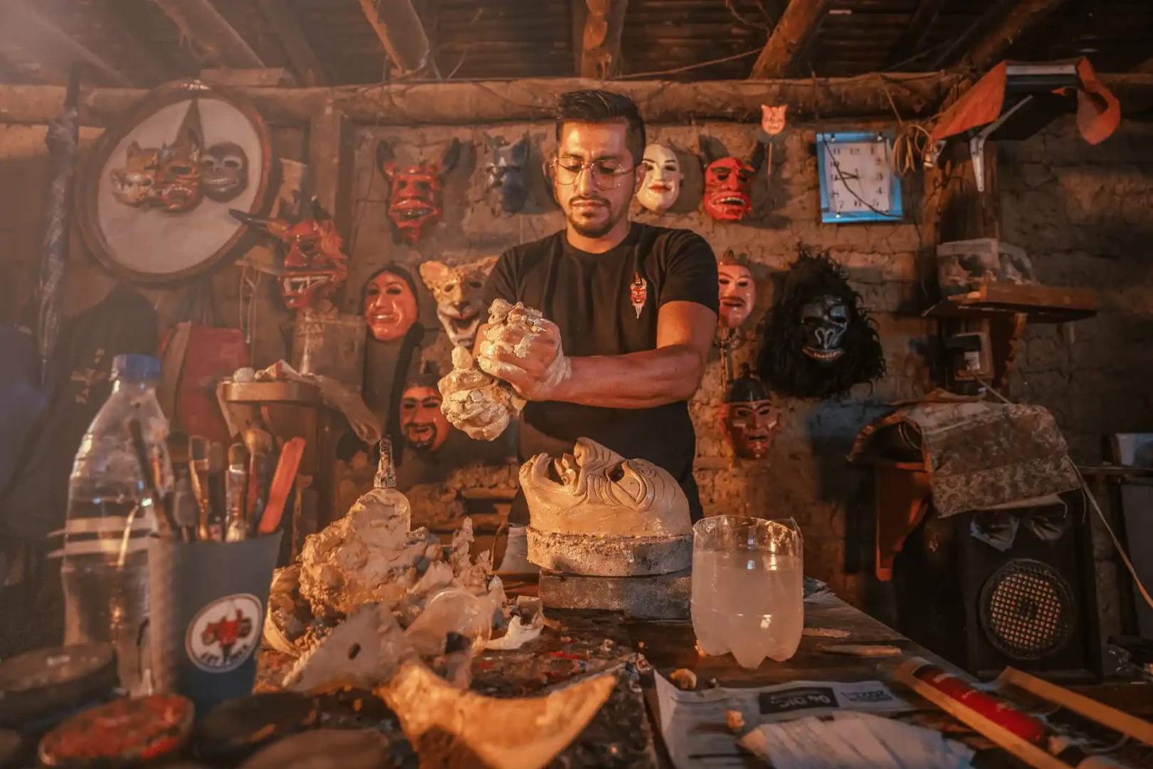 Elvis Haya Mendoza: Escultor de las máscaras que dan vida al carnaval riojano