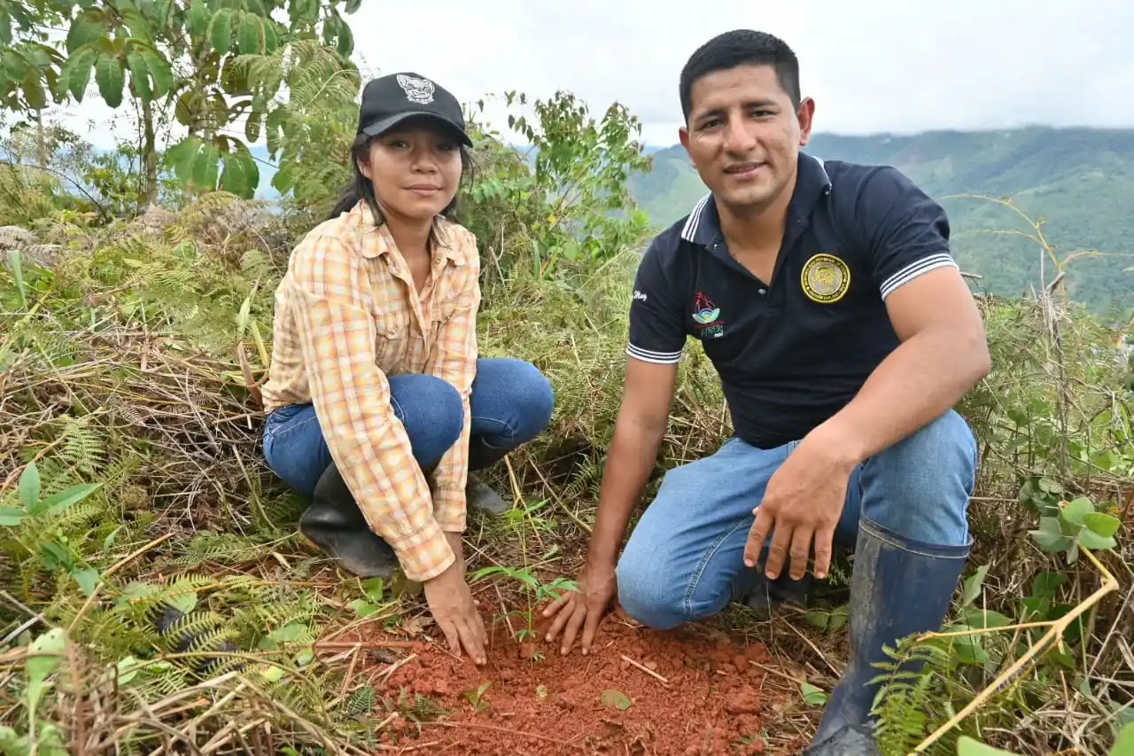 Semana Forestal- Estudiantes y Autoridades siembran plantones en cerro Satélite