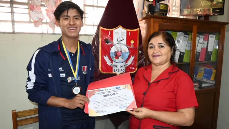 Jorge Cano recibe reconocimiento en su colegio tras brillar en la selección de voley
