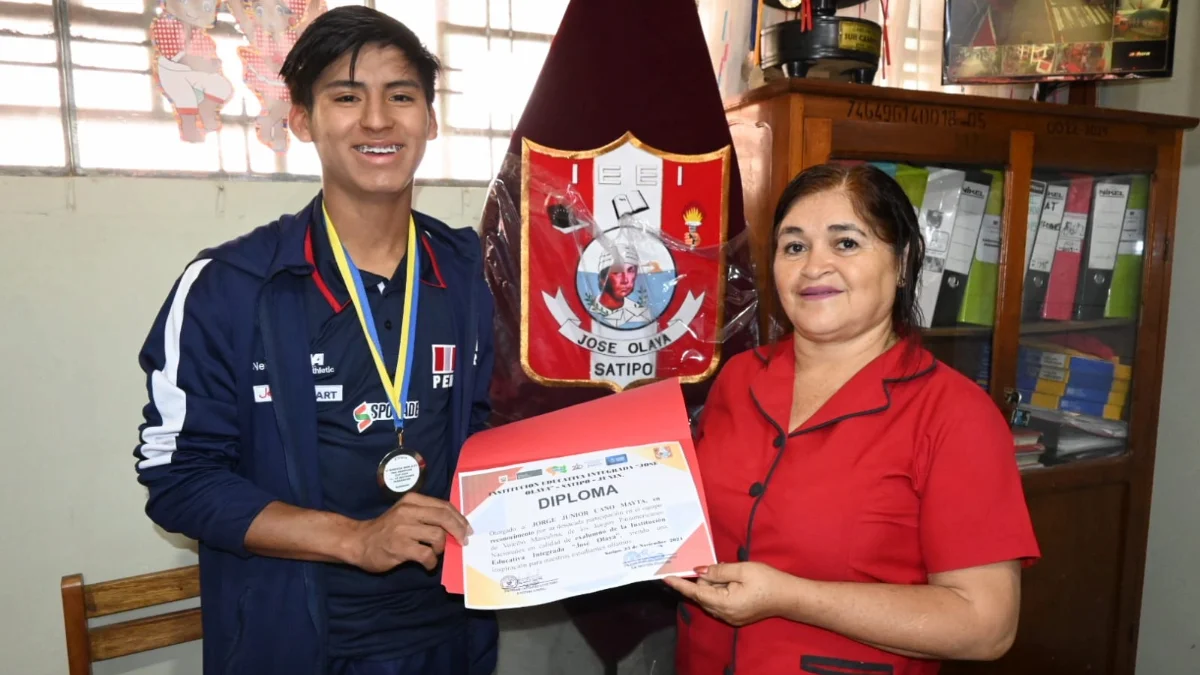 Jorge Cano recibe reconocimiento en su colegio tras brillar en la selección de voley