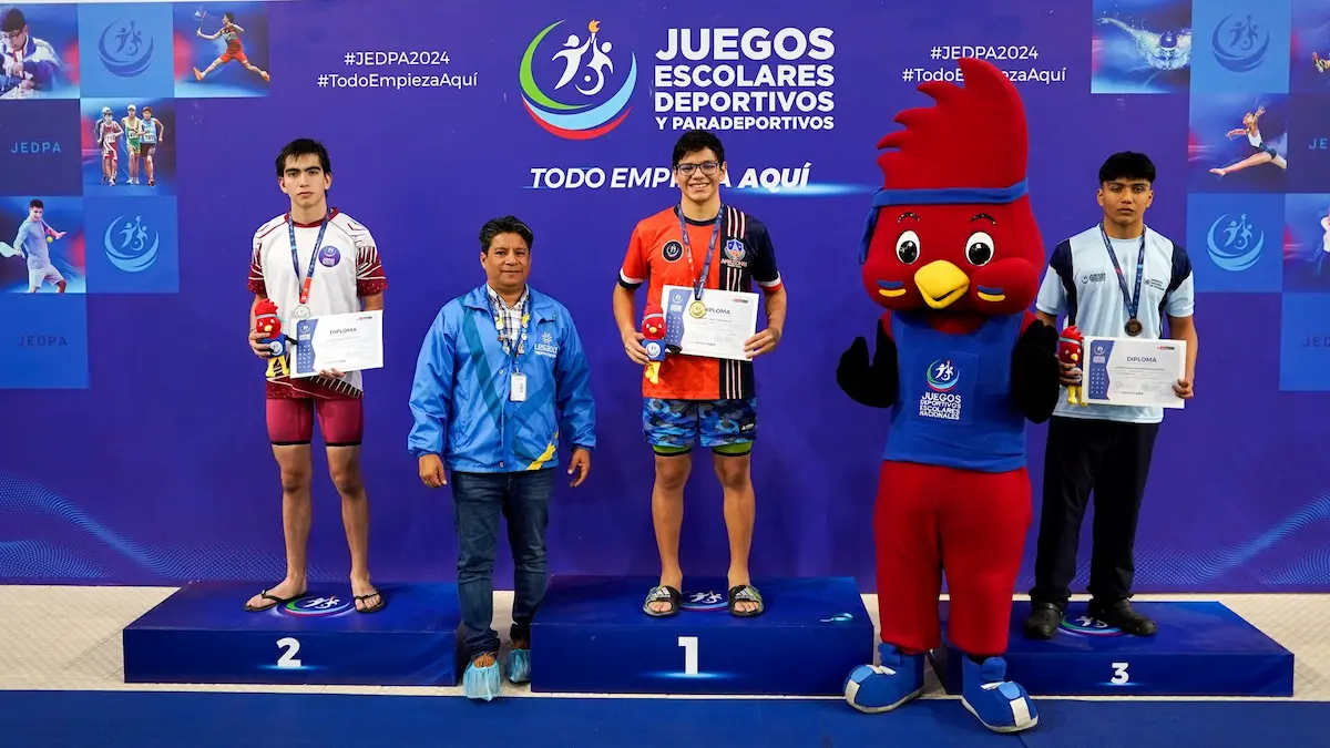 Escolar tingalés consigue medalla de oro en campeonato nacional de natación