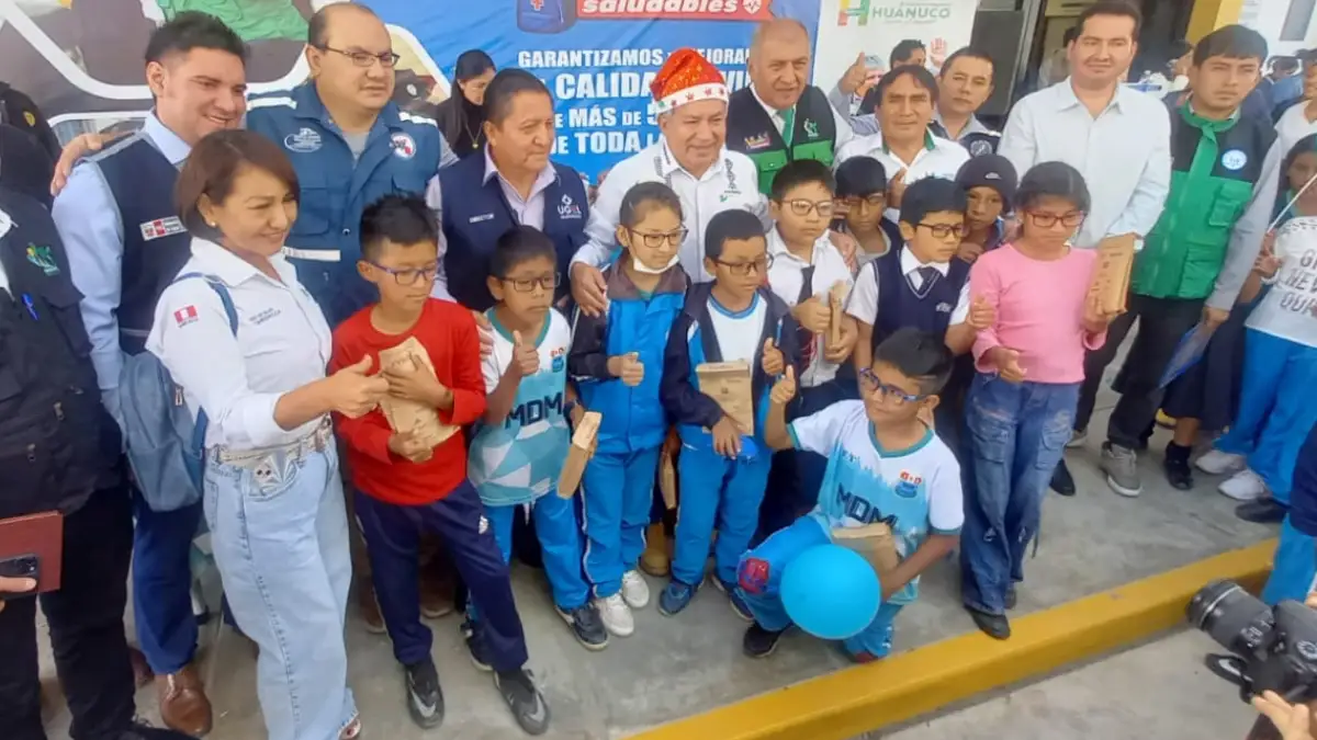 Entregan 588 lentes a escolares con agudeza visual