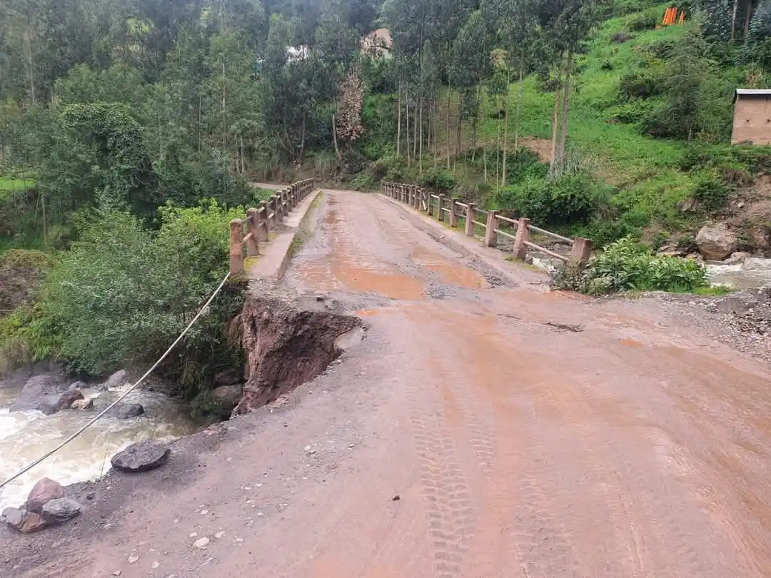 Puente León Pampa en riesgo de colapso por lluvias intensas en Huánuco